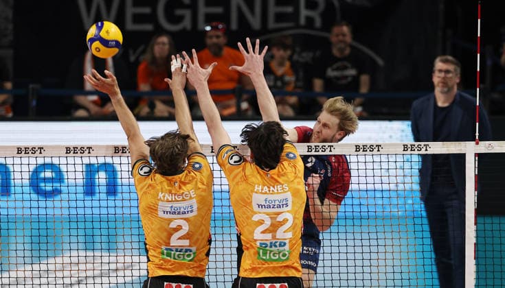 re. Daniel Gruvaeus im Angriff, Matthew Knigge, Jake Hanes Zweikampf Spielszene Aktion Volleyball Bundesliga Herren Play Off Finale 2.Spiel Saison 2025 2026 02.05.2026 BR Volleys Berlin BRV vs SVG Lüneburg