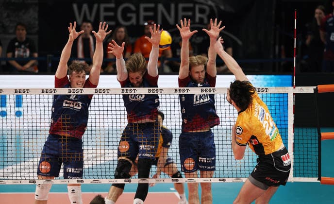 re. Jake Hanes im Angriff Zweikampf Spielszene Aktion Volleyball Bundesliga Herren Play Off Finale 2.Spiel Saison 2025 2026 02.05.2026 BR Volleys Berlin BRV vs SVG Lüneburg