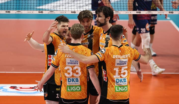 Ruben Schott, Fedor Ivanov, Jake Hanes, Moritz Reichert jubelt Freude Emotion Jubel Volleyball Bundesliga Herren Play Off Finale 2.Spiel Saison 2025 2026 02.05.2026 BR Volleys Berlin BRV vs SVG Lüneburg