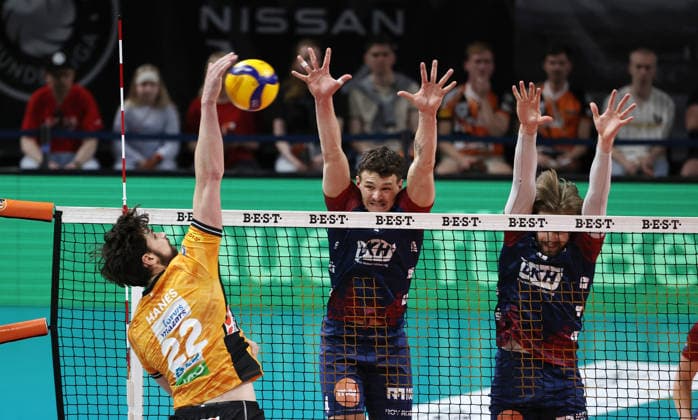 Jake Hanes im Angriff, Christopher Byam, Jackson Howe Zweikampf Spielszene Aktion Volleyball Bundesliga Herren Play Off Finale 2.Spiel Saison 2025 2026 02.05.2026 BR Volleys Berlin BRV vs SVG Lüneburg