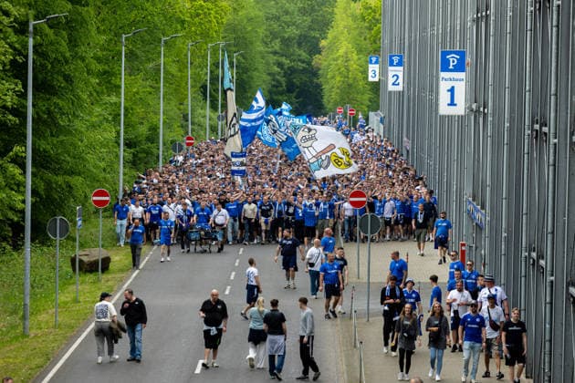 02.05.2026, 32. Spieltag in der 2. Fussball Bundesliga, FC Schalke 04 - Fortuna Düsseldorf. Fanmarsch geht über den Stan-Libuda-Weg Richtung Stadion. Gelsenkirchen Veltins Arena NRW Deutschland xRHR-FOTO DEx