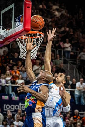 Rostock, Deutschland 02. Mai 2026: 1. BBL - 2025 2026 - Sp. 32 - Rostock Seawolves gegen Science City Jena Im Bild: v. li. im Zweikampf DeAndre Lansdowne (Rostock Seawolves) und William McNair Jr (Science City Jena) Copyright: xFotostandx xVoelkerx