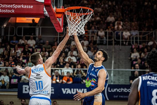 Rostock, Deutschland 02. Mai 2026: 1. BBL - 2025 2026 - Sp. 32 - Rostock Seawolves gegen Science City Jena Im Bild: v.li. Joe Wieskamp (Science City Jena) und Dominic Lockhart (Rostock Seawolves) Copyright: xFotostandx xVoelkerx