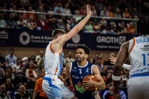 Rostock, Deutschland 02. Mai 2026: 1. BBL - 2025 2026 - Sp. 32 - Rostock Seawolves gegen Science City Jena Im Bild: v. li. im Zweikampf Joe Wieskamp (Science City Jena) und Dominic Lockhart (Rostock Seawolves) Copyright: xFotostandx xVoelkerx
