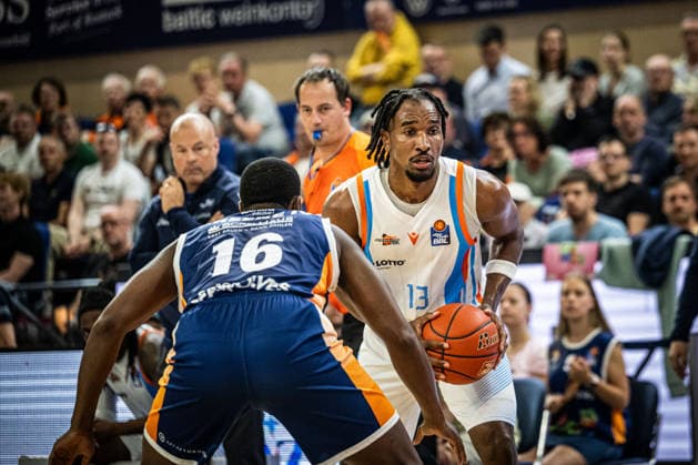 Rostock, Deutschland 02. Mai 2026: 1. BBL - 2025 2026 - Sp. 32 - Rostock Seawolves gegen Science City Jena Im Bild: v.li. Phillip Greene IV (Rostock Seawolves) und Keith Braxton JR (Science City Jena) Copyright: xFotostandx xVoelkerx