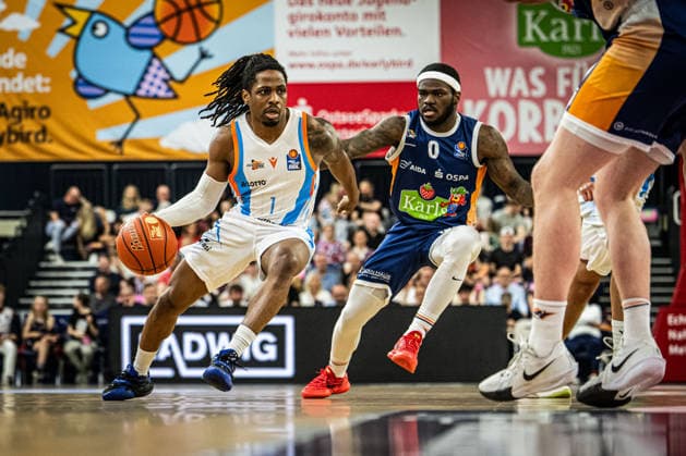 Rostock, Deutschland 02. Mai 2026: 1. BBL - 2025 2026 - Sp. 32 - Rostock Seawolves gegen Science City Jena Im Bild: v.li. Uchenna Iroegbu (Science City Jena) und TJ Crockett Jr. (Rostock Seawolves) Copyright: xFotostandx xVoelkerx