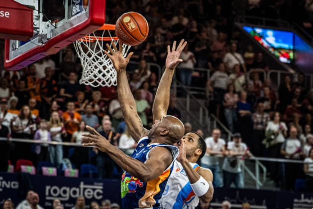 Rostock, Deutschland 02. Mai 2026: 1. BBL - 2025 2026 - Sp. 32 - Rostock Seawolves gegen Science City Jena Im Bild: v. li. im Zweikampf DeAndre Lansdowne (Rostock Seawolves) und William McNair Jr (Science City Jena) Copyright: xFotostandx xVoelkerx