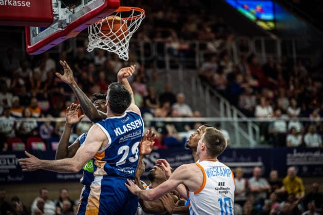 Rostock, Deutschland 02. Mai 2026: 1. BBL - 2025 2026 - Sp. 32 - Rostock Seawolves gegen Science City Jena Im Bild: v.li. Kassim Nicholson (Rostock Seawolves) und Owen Klassen (Rostock Seawolves) beim Korbwurf Copyright: xFotostandx xVoelkerx