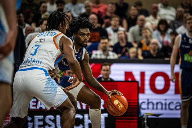 Rostock, Deutschland 02. Mai 2026: 1. BBL - 2025 2026 - Sp. 32 - Rostock Seawolves gegen Science City Jena Im Bild: v. li. im Zweikampf William McNair Jr (Science City Jena) und Kassim Nicholson (Rostock Seawolves) Copyright: xFotostandx xVoelkerx