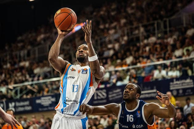 Rostock, Deutschland 02. Mai 2026: 1. BBL - 2025 2026 - Sp. 32 - Rostock Seawolves gegen Science City Jena Im Bild: v.li. Keith Braxton JR (Science City Jena) und Phillip Greene IV (Rostock Seawolves) Copyright: xFotostandx xVoelkerx