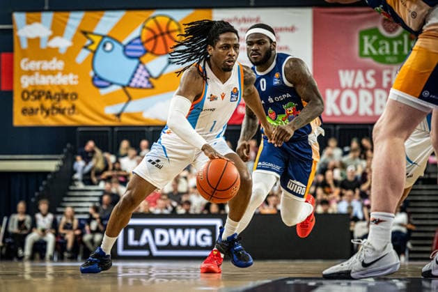 Rostock, Deutschland 02. Mai 2026: 1. BBL - 2025 2026 - Sp. 32 - Rostock Seawolves gegen Science City Jena Im Bild: v.li. Uchenna Iroegbu (Science City Jena) und TJ Crockett Jr. (Rostock Seawolves) Copyright: xFotostandx xVoelkerx