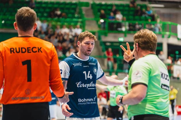 Christopher Rudeck (Bergischer HC, 01), Gerdas Babarskas (Bergischer HC, 14) bekommt eine 2minuten Strafe Bergischer HC vs. TSV Hannover-Burgdorf, Handball, Daikin 1.HBL, 30.Spieltag, Saison 2025 26, 02.04.2026, Bergischer HC vs. TSV Hannover-Burgdorf, Handball, Daikin 1.HBL, 30.Spieltag, Saison 2025 26, 02.04.2026 Wuppertal Copyright: xEibner-Pressefoto LukasxBaldygax EP_LBA