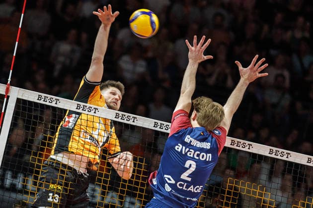 02.05.26, Berlin, Volleyball, Finale, 2. Spieltag, Berlin Recycling Volleys - SVG Lüneburg Daniel Gruvaeus blockt den Ball von Ruben Schott (BR Volleys). Finale, 2. Spieltag, Berlin Recycling Volleys - SVG Lüneburg