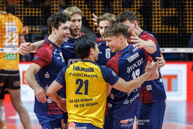 02.05.26, Berlin, Volleyball, Finale, 2. Spieltag, Berlin Recycling Volleys - SVG Lüneburg Sho Takahashi jubelt mit seinen Mannschaftskollegen nach dem Punktgewinn. Finale, 2. Spieltag, Berlin Recycling Volleys - SVG Lüneburg