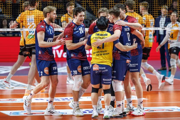 02.05.26, Berlin, Volleyball, Finale, 2. Spieltag, Berlin Recycling Volleys - SVG Lüneburg Sho Takahashi jubelt mit seinen Mannschaftskollegen nach dem Punktgewinn. Finale, 2. Spieltag, Berlin Recycling Volleys - SVG Lüneburg