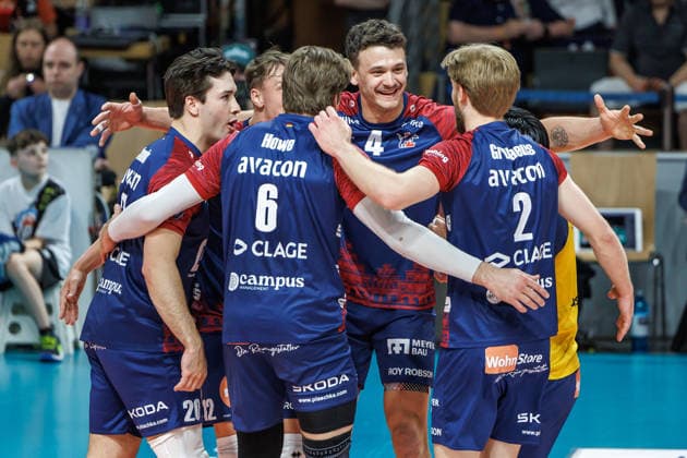 02.05.26, Berlin, Volleyball, Finale, 2. Spieltag, Berlin Recycling Volleys - SVG Lüneburg Sho Takahashi (r) jubelt mit seinen Mannschaftskollegen nach dem Punktgewinn. Finale, 2. Spieltag, Berlin Recycling Volleys - SVG Lüneburg
