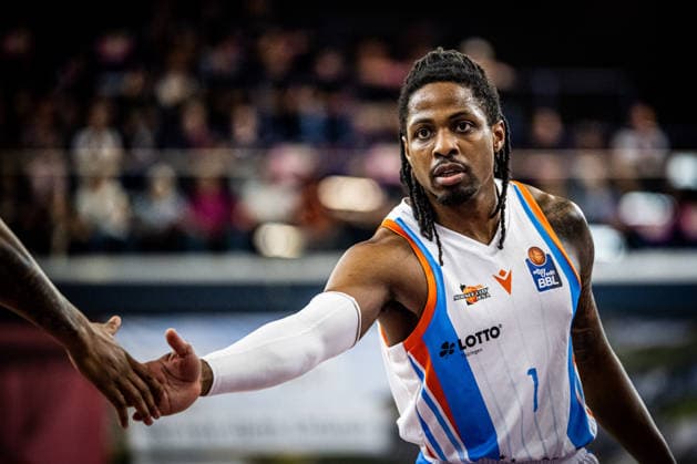 Rostock, Deutschland 02. Mai 2026: 1. BBL - 2025 2026 - Sp. 32 - Rostock Seawolves gegen Science City Jena Im Bild: Uchenna Iroegbu (Science City Jena) Shake Hands Copyright: xFotostandx xVoelkerx