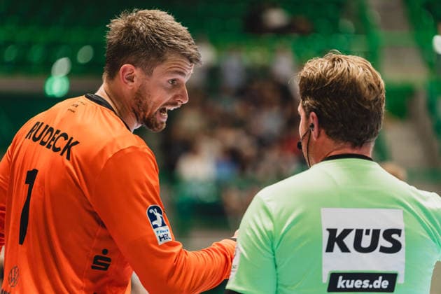 Christopher Rudeck (Bergischer HC, 01) diskutiert mit dem Schiedsrichter Bergischer HC vs. TSV Hannover-Burgdorf, Handball, Daikin 1.HBL, 30.Spieltag, Saison 2025 26, 02.04.2026, Bergischer HC vs. TSV Hannover-Burgdorf, Handball, Daikin 1.HBL, 30.Spieltag, Saison 2025 26, 02.04.2026 Wuppertal Copyright: xEibner-Pressefoto LukasxBaldygax EP_LBA