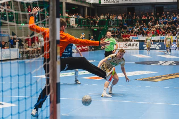 Christopher Rudeck (Bergischer HC, 01) beim versuch einen 7Meter von August Pedersen (TSV Hannover-Burgdorf, 17) zu halten Bergischer HC vs. TSV Hannover-Burgdorf, Handball, Daikin 1.HBL, 30.Spieltag, Saison 2025 26, 02.04.2026, Bergischer HC vs. TSV Hannover-Burgdorf, Handball, Daikin 1.HBL, 30.Spieltag, Saison 2025 26, 02.04.2026 Wuppertal Copyright: xEibner-Pressefoto LukasxBaldygax EP_LBA