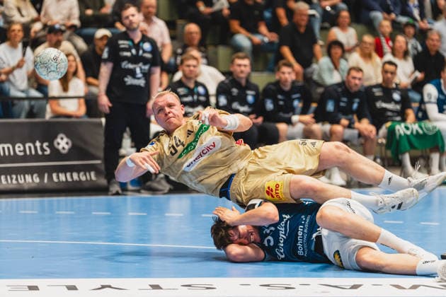 Justus Fischer (TSV Hannover-Burgdorf, 54) beim Wurf im fallen, Soeren Steinhaus (Bergischer HC, 53) Bergischer HC vs. TSV Hannover-Burgdorf, Handball, Daikin 1.HBL, 30.Spieltag, Saison 2025 26, 02.04.2026, Bergischer HC vs. TSV Hannover-Burgdorf, Handball, Daikin 1.HBL, 30.Spieltag, Saison 2025 26, 02.04.2026 Wuppertal Copyright: xEibner-Pressefoto LukasxBaldygax EP_LBA