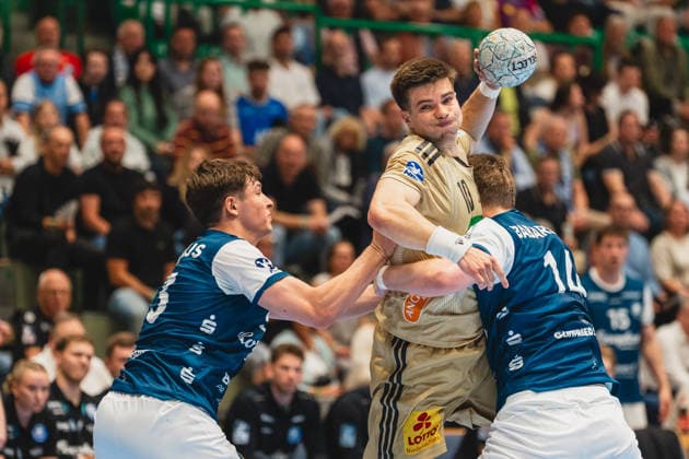 Soeren Steinhaus (Bergischer HC, 53) im Zweikampf mit Renars Uscins (TSV Hannover-Burgdorf, 10) der werfen will und gehalten wird von Gerdas Babarskas (Bergischer HC, 14) Bergischer HC vs. TSV Hannover-Burgdorf, Handball, Daikin 1.HBL, 30.Spieltag, Saison 2025 26, 02.04.2026, Bergischer HC vs. TSV Hannover-Burgdorf, Handball, Daikin 1.HBL, 30.Spieltag, Saison 2025 26, 02.04.2026 Wuppertal Copyright: xEibner-Pressefoto LukasxBaldygax EP_LBA