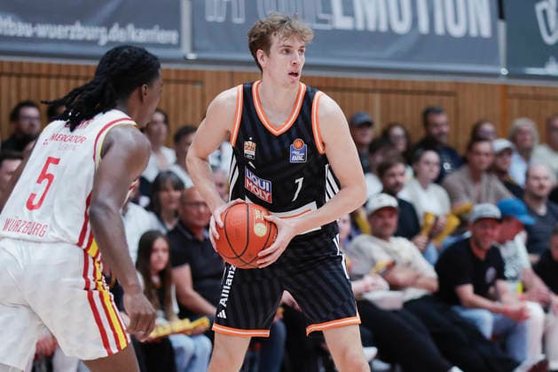 Im Bild: v.li. Marcus Carr(Wuerzburg Baskets, 5) gegen Tobias Jensen (ratiopharm Ulm, 7) am Ball 02.05.2026, Basketball, Fitness First Wuerzburg Baskets vs. ratiopharm Ulm, easyCredit BBL, 32. Spieltag, Deutschland, 97072, tectake-Arena Wuerzburg, Copyright: HMBxMedia xJulienxBecker