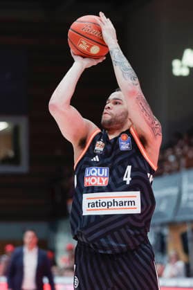 Im Bild: Christopher Ledlum (ratiopharm Ulm, 4) mit dem Korbwurf 02.05.2026, Basketball, Fitness First Wuerzburg Baskets vs. ratiopharm Ulm, easyCredit BBL, 32. Spieltag, Deutschland, 97072, tectake-Arena Wuerzburg, Copyright: HMBxMedia xJulienxBecker