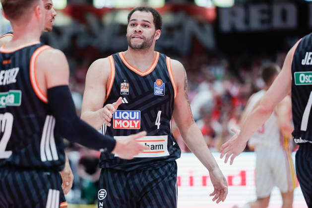 Im Bild: Christopher Ledlum (ratiopharm Ulm, 4) bespricht sich mit seinen Teamkollegen. 02.05.2026, Basketball, Fitness First Wuerzburg Baskets vs. ratiopharm Ulm, easyCredit BBL, 32. Spieltag, Deutschland, 97072, tectake-Arena Wuerzburg, Copyright: HMBxMedia xJulienxBecker