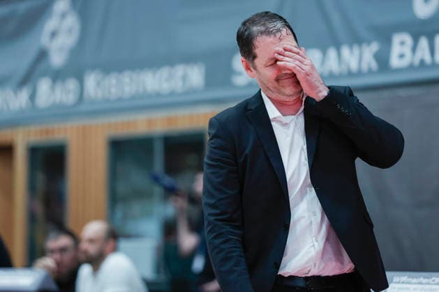 Im Bild: Head-Coach Ty Harrelson (ratiopharm Ulm) reagiert auf eine Spielsituation 02.05.2026, Basketball, Fitness First Wuerzburg Baskets vs. ratiopharm Ulm, easyCredit BBL, 32. Spieltag, Deutschland, 97072, tectake-Arena Wuerzburg, Copyright: HMBxMedia xJulienxBecker