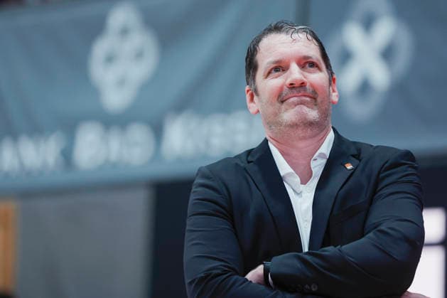 Im Bild: Head-Coach Ty Harrelson (ratiopharm Ulm) mit guter Laune 02.05.2026, Basketball, Fitness First Wuerzburg Baskets vs. ratiopharm Ulm, easyCredit BBL, 32. Spieltag, Deutschland, 97072, tectake-Arena Wuerzburg, Copyright: HMBxMedia xJulienxBecker