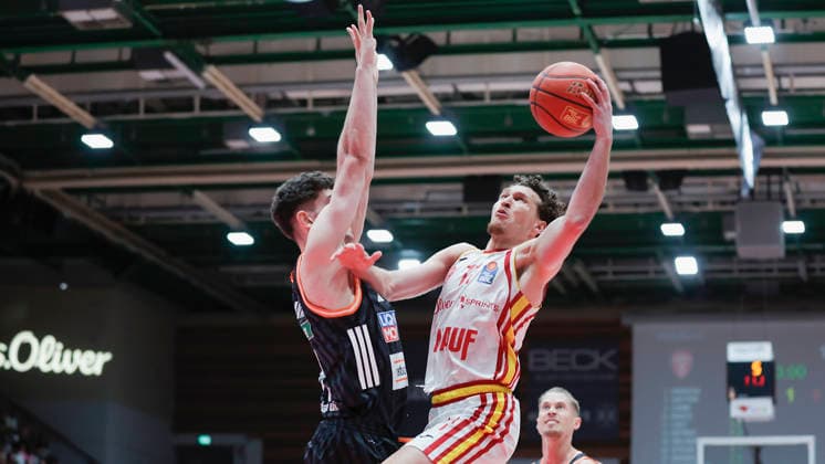 Im Bild: v.li. Diego Garavaglia (ratiopharm Ulm, 23) gegen den Korbleger von Brae Ivey (Wuerzburg Baskets, 11) 02.05.2026, Basketball, Fitness First Wuerzburg Baskets vs. ratiopharm Ulm, easyCredit BBL, 32. Spieltag, Deutschland, 97072, tectake-Arena Wuerzburg, Copyright: HMBxMedia xJulienxBecker