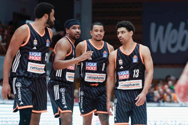 Im Bild: v.li. Joel Soriano (ratiopharm Ulm, 12), Justin Simon (ratiopharm Ulm, 15), Nelson Weidemann (ratiopharm Ulm, 0) und Mark Smith (ratiopharm Ulm, 13) besprechen sich. 02.05.2026, Basketball, Fitness First Wuerzburg Baskets vs. ratiopharm Ulm, easyCredit BBL, 32. Spieltag, Deutschland, 97072, tectake-Arena Wuerzburg, Copyright: HMBxMedia xJulienxBecker
