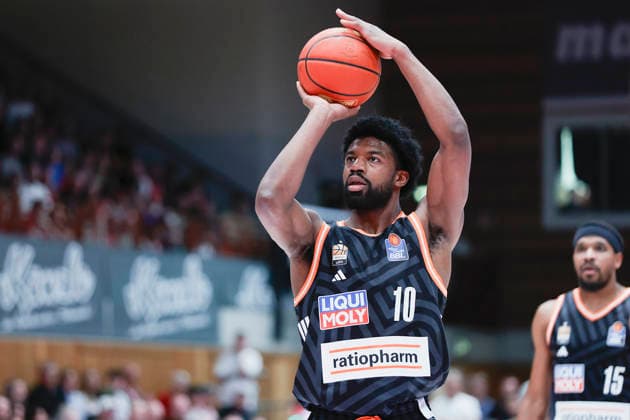 Im Bild:Malik Osborne (ratiopharm Ulm, 10) mit dem Freiwuerfen. 02.05.2026, Basketball, Fitness First Wuerzburg Baskets vs. ratiopharm Ulm, easyCredit BBL, 32. Spieltag, Deutschland, 97072, tectake-Arena Wuerzburg, Copyright: HMBxMedia xJulienxBecker