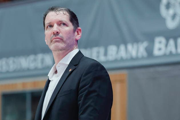 Im Bild: Head-Coach Ty Harrelson (ratiopharm Ulm) schaut skeptisch auf den Spielstand. 02.05.2026, Basketball, Fitness First Wuerzburg Baskets vs. ratiopharm Ulm, easyCredit BBL, 32. Spieltag, Deutschland, 97072, tectake-Arena Wuerzburg, Copyright: HMBxMedia xJulienxBecker