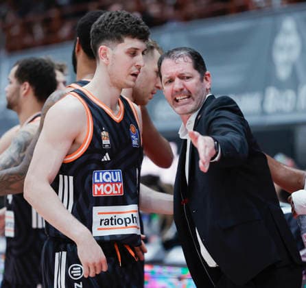 Im Bild: v.li. Diego Garavaglia (ratiopharm Ulm, 23) und Head-Coach Ty Harrelson (ratiopharm Ulm) besprechen sich. 02.05.2026, Basketball, Fitness First Wuerzburg Baskets vs. ratiopharm Ulm, easyCredit BBL, 32. Spieltag, Deutschland, 97072, tectake-Arena Wuerzburg, Copyright: HMBxMedia xJulienxBecker