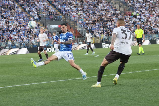 ComoÕs NapoliÕs Leonardo Spinazzola ComoÕs Lucas Da Cunha during the Serie A soccer match between Como and Napoli at the Giuseppe Sinigaglia stadium in Como, north Italy - May 2, 2026 - Soccer.  Copyright: xAntonioxSaiai LaPressex
