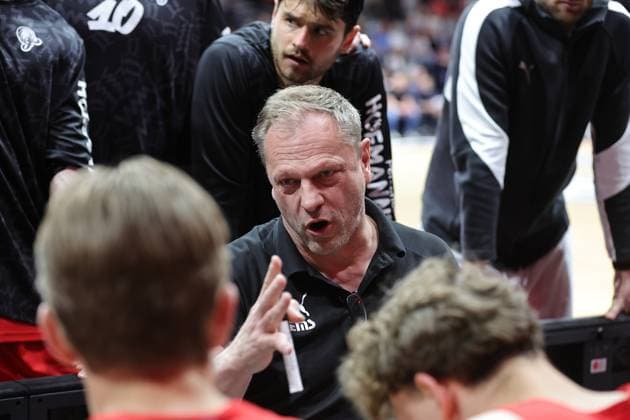02.05.2026 - Basketball - Saison 2025 2026 - 2. Bundesliga Pro-A - 34. Spieltag: Nürnberg Falcons Basketball Club NBC - SBB Baskets Wolmirstedt - Sportfoto Zink DaMa - xdaxmax - Ralph Junge ( Trainer Headcoach Nürnberg Falcons BC NBC ) zeigt an gestikuliert dirigiert gibt Anweisungen