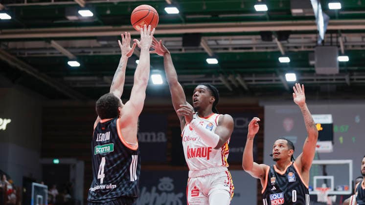 Im Bild: v.li. Christopher Ledlum (ratiopharm Ulm, 4), Marcus Carr(Wuerzburg Baskets, 5) und Nelson Weidemann (ratiopharm Ulm, 0) 02.05.2026, Basketball, Fitness First Wuerzburg Baskets vs. ratiopharm Ulm, easyCredit BBL, 32. Spieltag, Deutschland, 97072, tectake-Arena Wuerzburg, Copyright: HMBxMedia xJulienxBecker