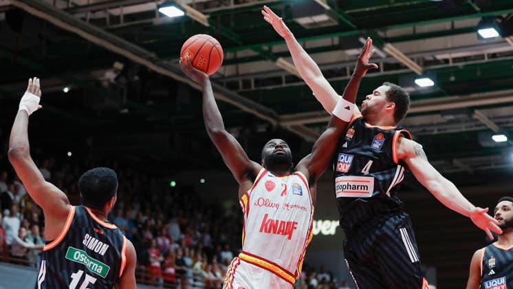 Im Bild: v.li. Justin Simon (ratiopharm Ulm, 15), Eddy Edigin (Wuerzburg Baskets, 27) am Ball und Christopher Ledlum (ratiopharm Ulm, 4) 02.05.2026, Basketball, Fitness First Wuerzburg Baskets vs. ratiopharm Ulm, easyCredit BBL, 32. Spieltag, Deutschland, 97072, tectake-Arena Wuerzburg, Copyright: HMBxMedia xJulienxBecker