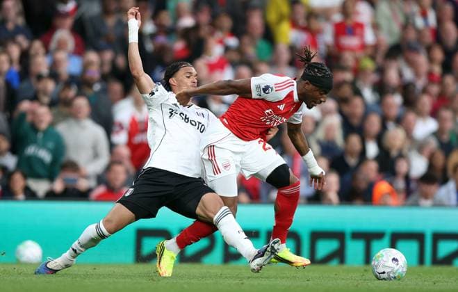 Antonee Robinson of Fulham and Noni Madueke of Arsenal in action Arsenal v Fulham, Premier League, Football, Emirates Stadium, London , UK - 02 May 2026London Emirates Stadium United Kingdom EDITORIAL USE ONLY No use with unauthorised audio, video, data, fixture lists, club league logos or live services. Online in-match use limited to 120 images, no video emulation. No use in betting, games or single club league player publications. Copyright: xKieranxMcManus Shutterstockx 16854568ae