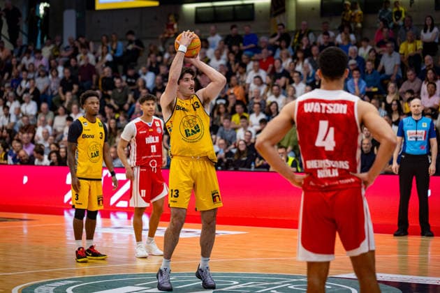 Nicholas Gerard Spinoso (Bozic Estriche Knights Kirchheim, 13) Zachary Richard Watson (RheinStars Koeln, 04) GER, Bozic Estriche Knights Kirchheim vs. RheinStars Koeln, BARMER 2. Basketball Bundesliga, 34. Spieltag, Saison 2025 2026, 02.05.2026 , GER, Bozic Estriche Knights Kirchheim vs. RheinStars Koeln, BARMER 2. Basketball Bundesliga, 34. Spieltag, Saison 2025 2026, 02.05.2026 Goeppingen Copyright: xEibner-Pressefoto NinaxSanderx EP_NSR