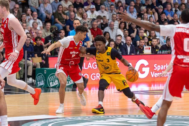 Timothy Nehmiah Davis. (RheinStars Koeln, 11) Charles Tyorne Harris Jr. (Bozic Estriche Knights Kirchheim, 03) GER, Bozic Estriche Knights Kirchheim vs. RheinStars Koeln, BARMER 2. Basketball Bundesliga, 34. Spieltag, Saison 2025 2026, 02.05.2026 , GER, Bozic Estriche Knights Kirchheim vs. RheinStars Koeln, BARMER 2. Basketball Bundesliga, 34. Spieltag, Saison 2025 2026, 02.05.2026 Goeppingen Copyright: xEibner-Pressefoto NinaxSanderx EP_NSR