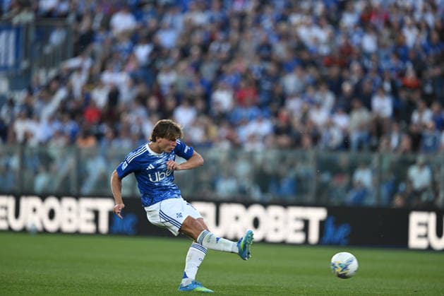 Nico Paz of Calcio Como in action during the Italian Serie A football match between Calcio Como and SSC Napoli on 2 of May 2026 at the Giuseppe Senigallia stadium in Como, Italy  Copyright: xTizianoxBallabio IPAxSportx xipa-agency.netx xx IPA_74383453 IPA_Agency_IPA74383453