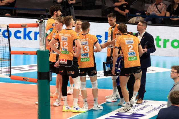 DEU, DVV, 1.VBL, BR Volleys vs. SVG Lueneburg, 02.05.2026, Max-Schmeling-Halle, Berlin, DEU, DVV, 1.VBL, BR Volleys vs. SVG Lueneburg, im Bild Trainer Alexandre Leal (BR Volleys), BR Volleys-Spielerkreis