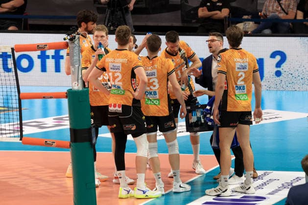 DEU, DVV, 1.VBL, BR Volleys vs. SVG Lueneburg, 02.05.2026, Max-Schmeling-Halle, Berlin, DEU, DVV, 1.VBL, BR Volleys vs. SVG Lueneburg, im Bild Trainer Alexandre Leal (BR Volleys), BR Volleys-Spielerkreis