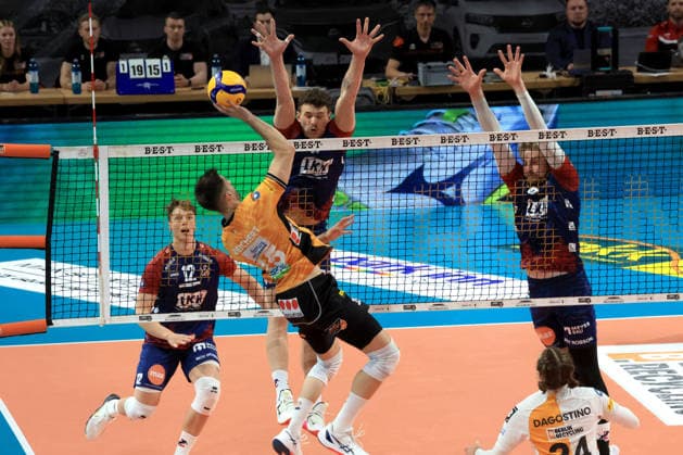 DEU, DVV, 1.VBL, BR Volleys vs. SVG Lueneburg, 02.05.2026, Max-Schmeling-Halle, Berlin, DEU, DVV, 1.VBL, BR Volleys vs. SVG Lueneburg, im Bild Moritz Reichert (BR Volleys 15), Christopher Byam (Lueneburg 4), Jackson Howe (Lueneburg 6)