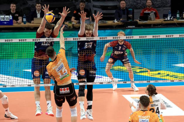 DEU, DVV, 1.VBL, BR Volleys vs. SVG Lueneburg, 02.05.2026, Max-Schmeling-Halle, Berlin, DEU, DVV, 1.VBL, BR Volleys vs. SVG Lueneburg, im Bild Moritz Reichert (BR Volleys 15), Christopher Byam (Lueneburg 4), Jackson Howe (Lueneburg 6)