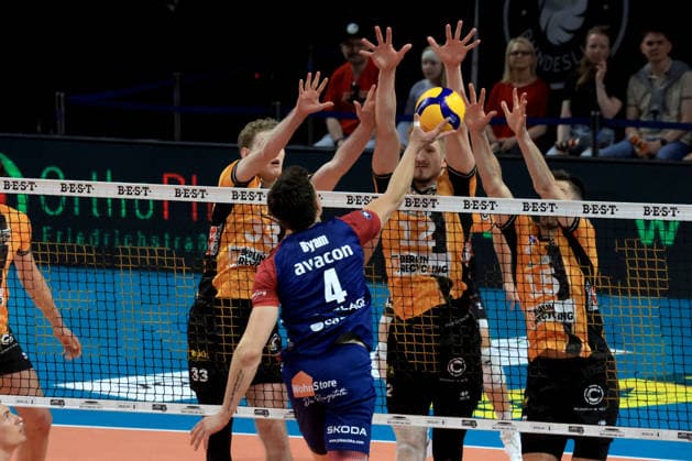 DEU, DVV, 1.VBL, BR Volleys vs. SVG Lueneburg, 02.05.2026, Max-Schmeling-Halle, Berlin, DEU, DVV, 1.VBL, BR Volleys vs. SVG Lueneburg, im Bild Fedor Ivanov (BR Volleys 33), Florian Krage-Brewitz (BR Volleys 12), Moritz Reichert (BR Volleys 15), Christopher Byam (Lueneburg 4)