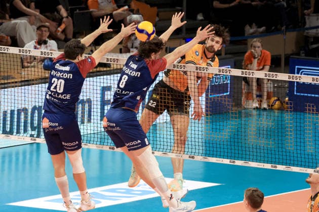 DEU, DVV, 1.VBL, BR Volleys vs. SVG Lueneburg, 02.05.2026, Max-Schmeling-Halle, Berlin, DEU, DVV, 1.VBL, BR Volleys vs. SVG Lueneburg, im Bild Fedor Ivanov (BR Volleys 33), l20 , Cole Young (Lueneburg 8)