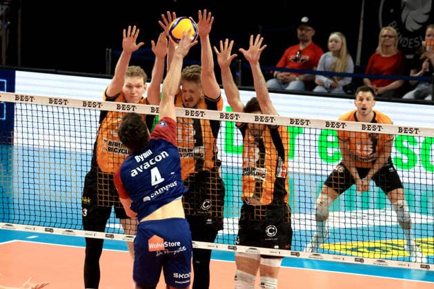 DEU, DVV, 1.VBL, BR Volleys vs. SVG Lueneburg, 02.05.2026, Max-Schmeling-Halle, Berlin, DEU, DVV, 1.VBL, BR Volleys vs. SVG Lueneburg, im Bild Fedor Ivanov (BR Volleys 33), Florian Krage-Brewitz (BR Volleys 12), Ruben Schott (BR Volleys 13), Christopher Byam (Lueneburg 4)